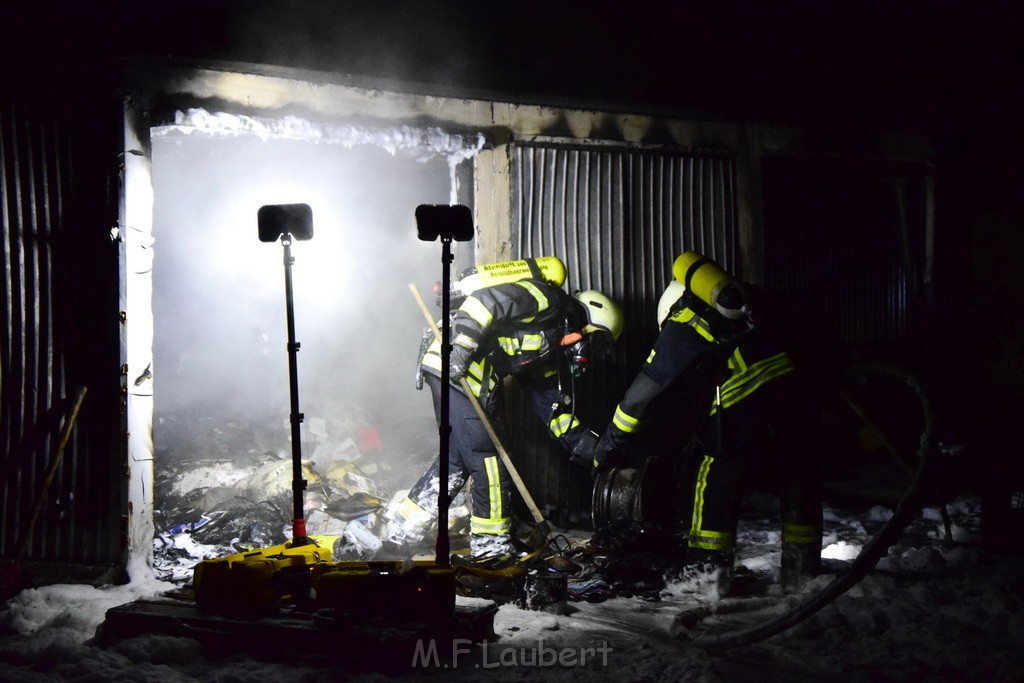 Feuer Hinterhof Garagen Koeln Hoehenberg Olpenerstr P092.JPG - Miklos Laubert